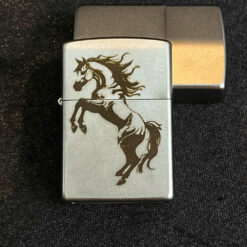 Bật lửa zippo khắc mã đáo mẫu khắc zippo9999