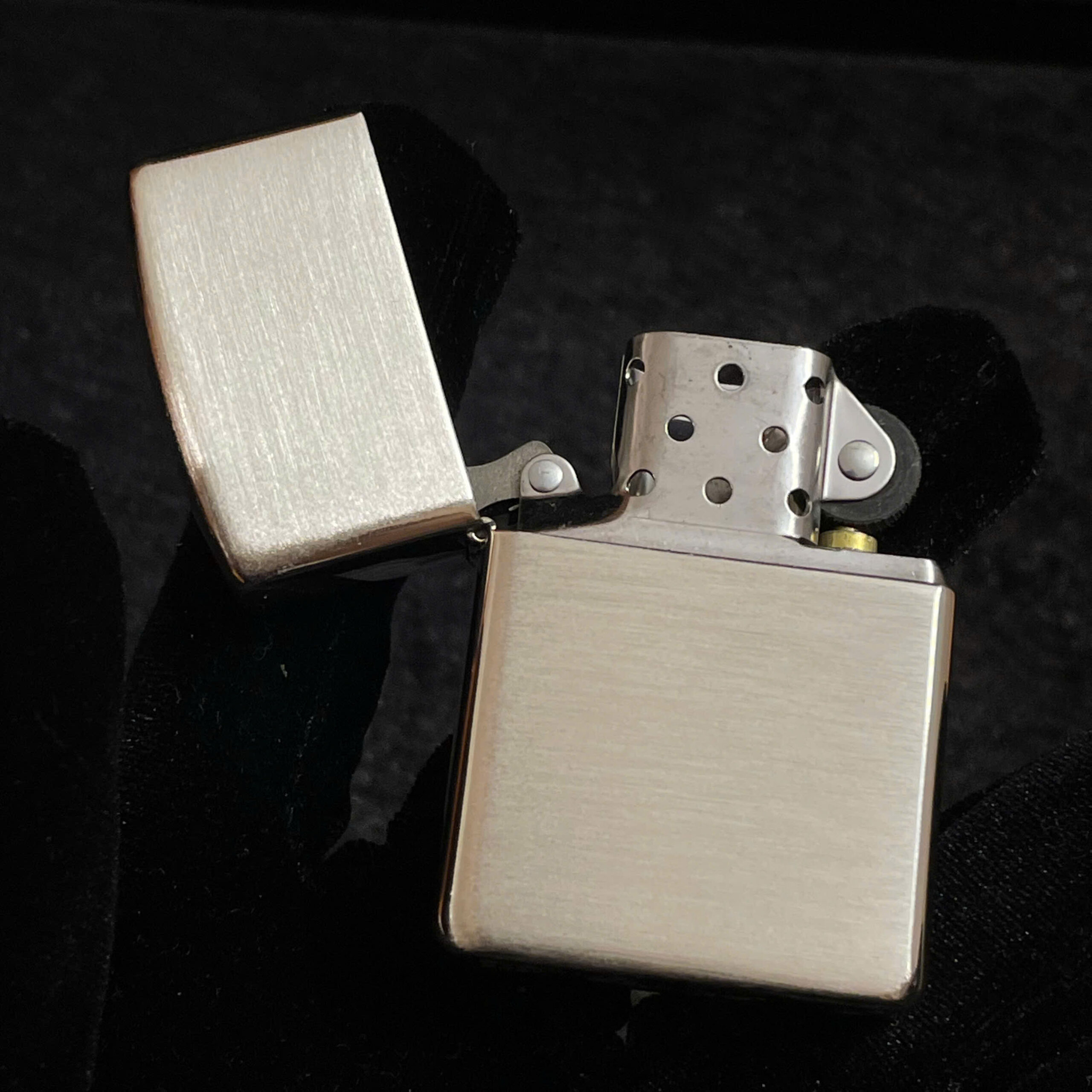 5 loại bật lửa zippo làm quà tặng làm người nhận xiêu lòng 7 Zippo Armor Brushed Sterling Silver 7 scaled