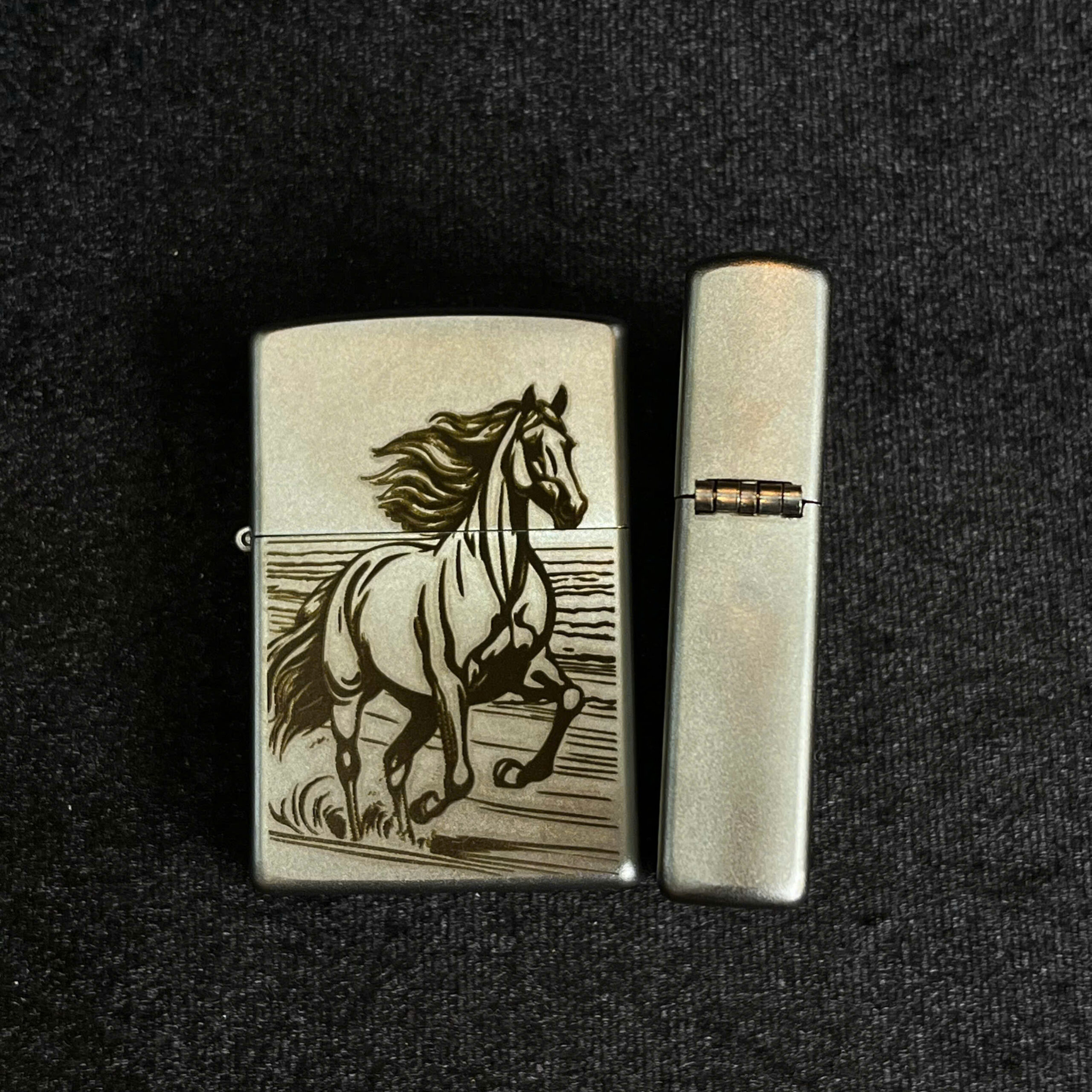 Zippo khac hinh ngua 2 scaled