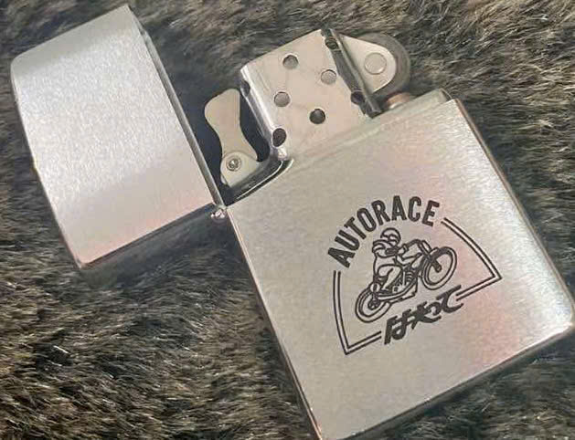 Công nghệ khắc trên nền bật lửa zippo đồng thau nguyên khối 18 bat lua zippo dong thau nguyen khoi 18