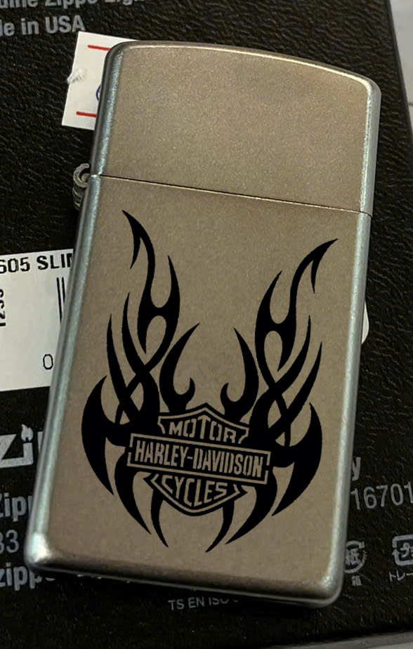 Công nghệ khắc trên nền bật lửa zippo đồng thau nguyên khối 19 bat lua zippo dong thau nguyen khoi 19