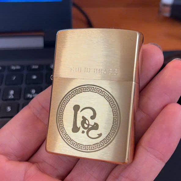 Công nghệ khắc trên nền bật lửa zippo đồng thau nguyên khối 6 bat lua zippo dong thau nguyen khoi 6 e1753258167213