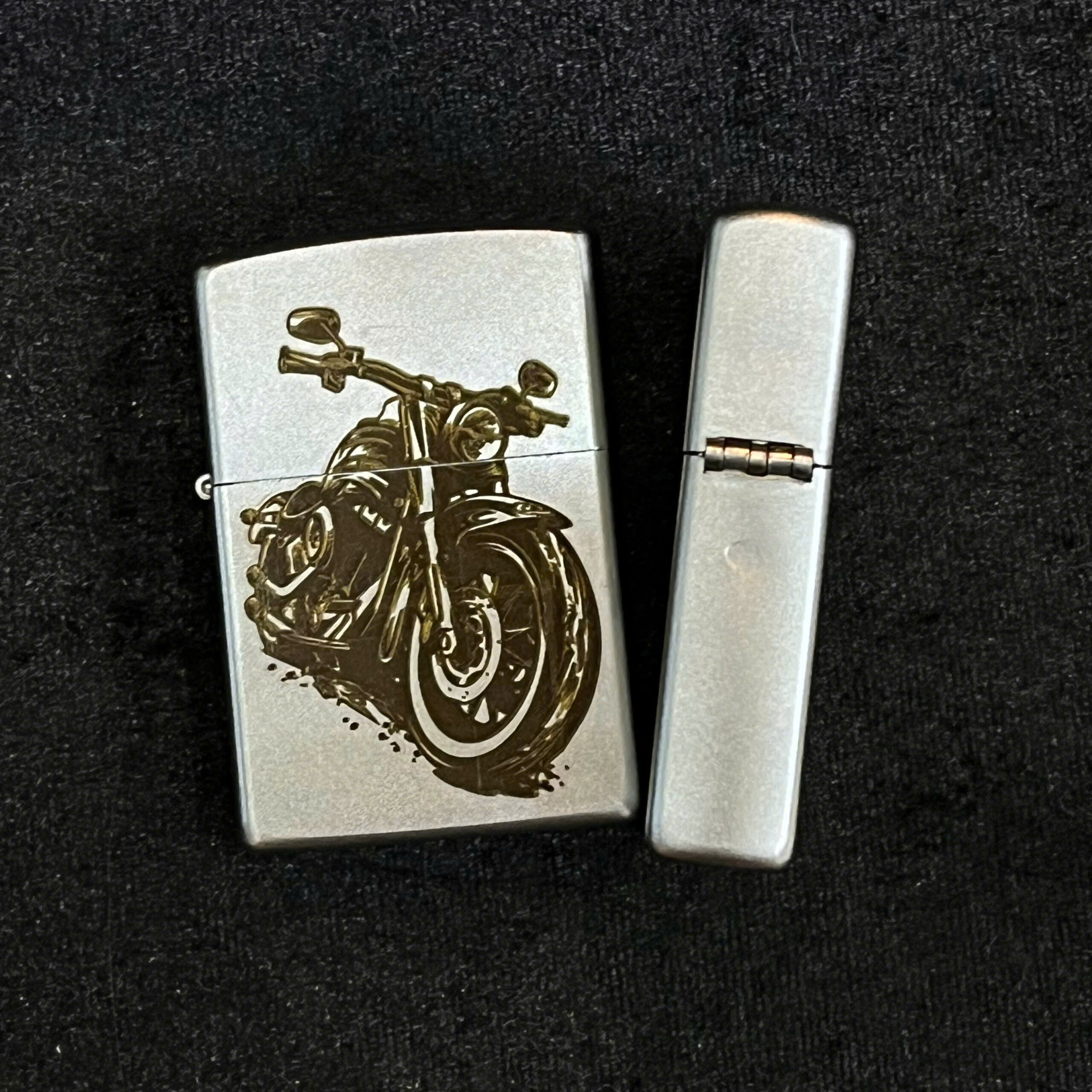 Top bật lửa zippo khắc chủ đề moto địa hình mẫu tại zippo9999 9 bat lua zippo khac chu de moto dia hinh 9 scaled