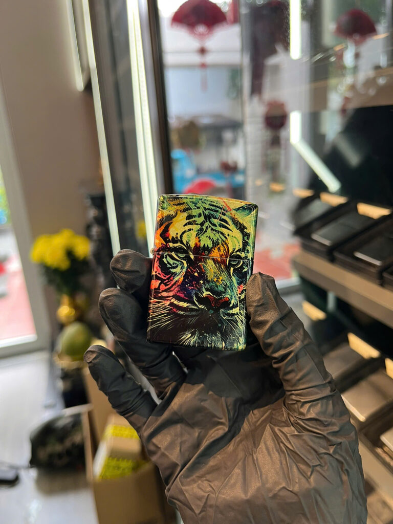 Bật lửa zippo chủ đề họa tiết hổ săn mồi