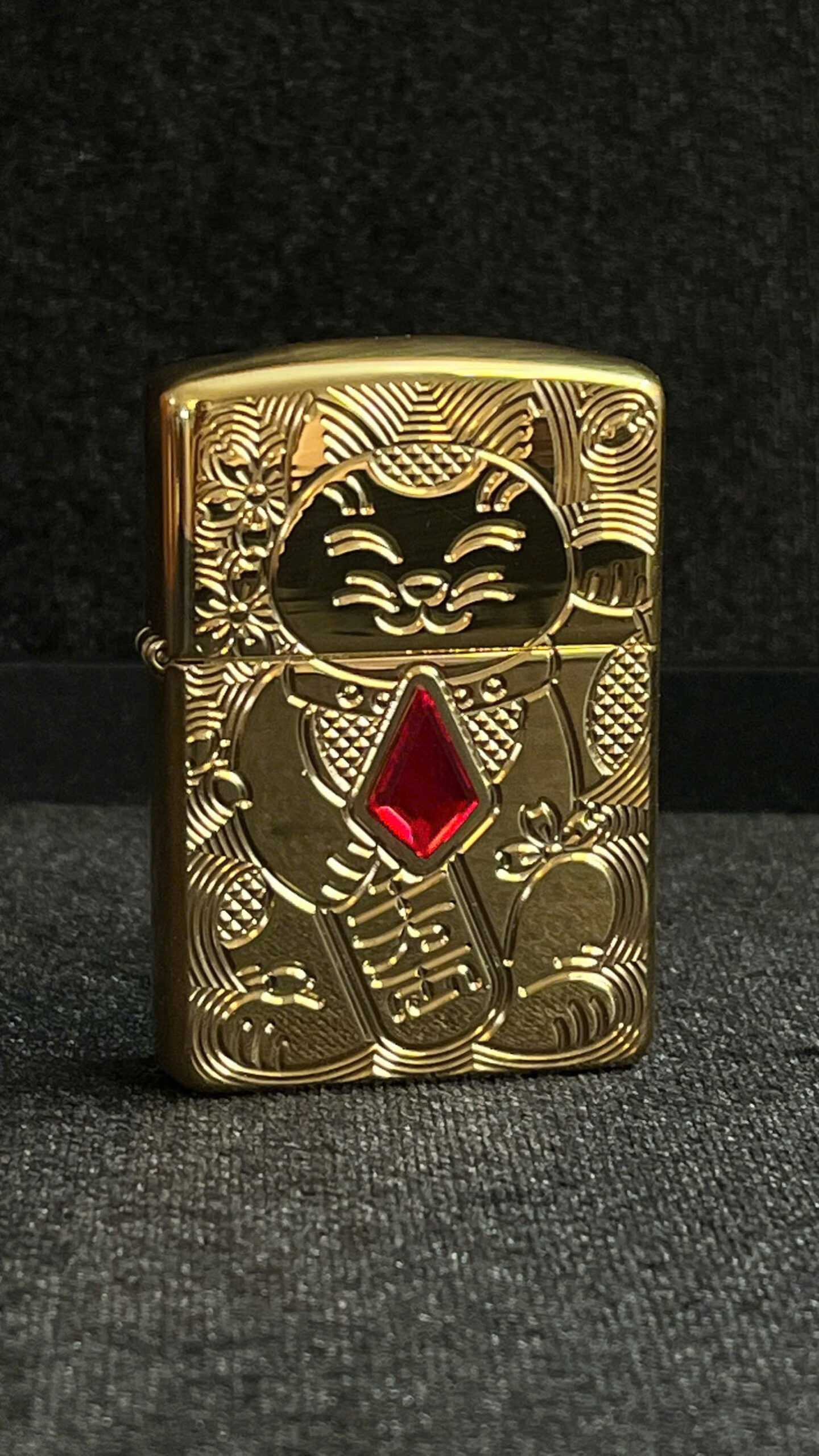 Zippo Armor Lucky Cat Design – Sự Kết Hợp Hoàn Hảo Giữa Nghệ Thuật Và May Mắn 2 Zippo Armor Lucky Cat Design 1 scaled