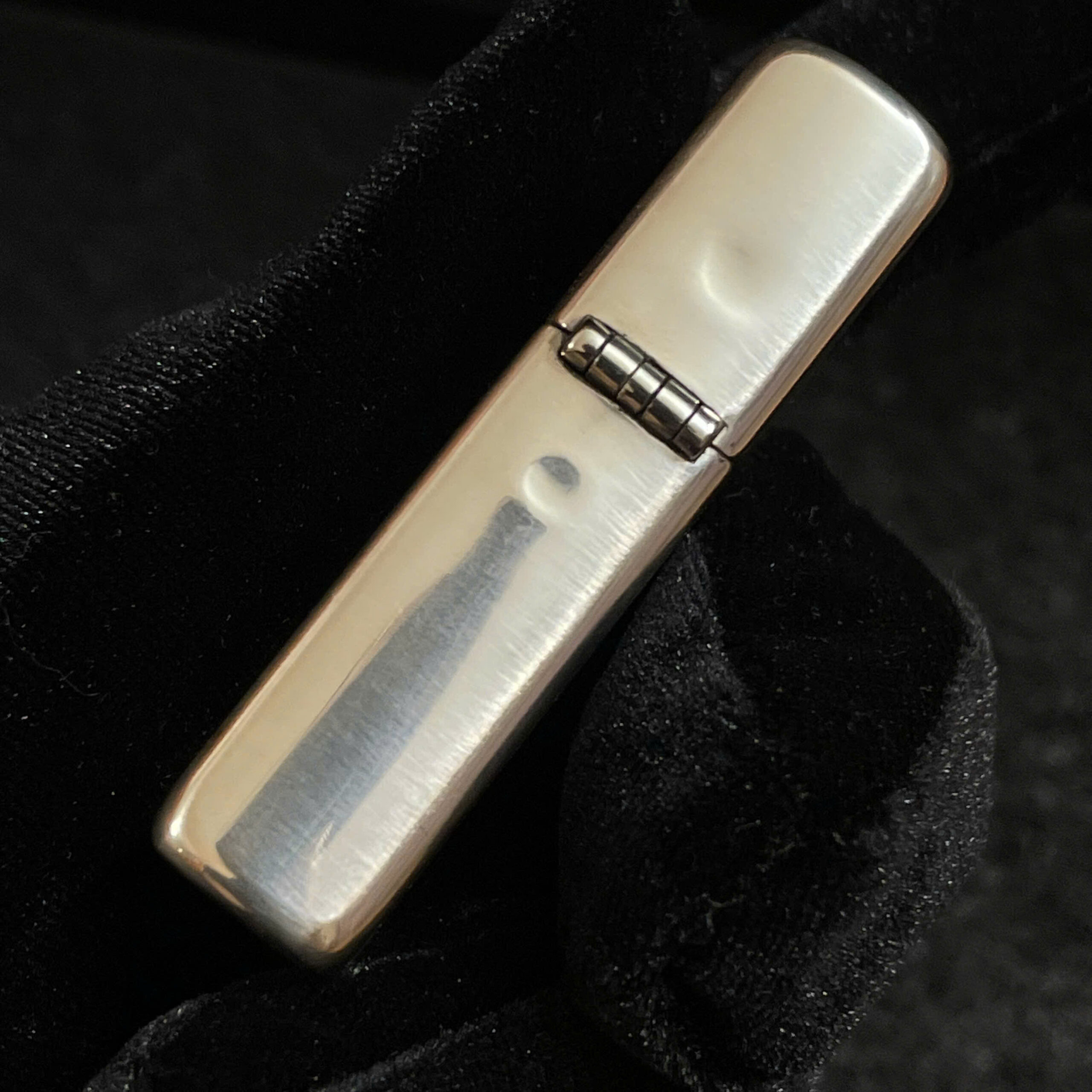 Top 7 bật lửa cổ quý hiếm được nhiều người mua nhất 11 Bat Lua Co Quy Hiem5 1 scaled