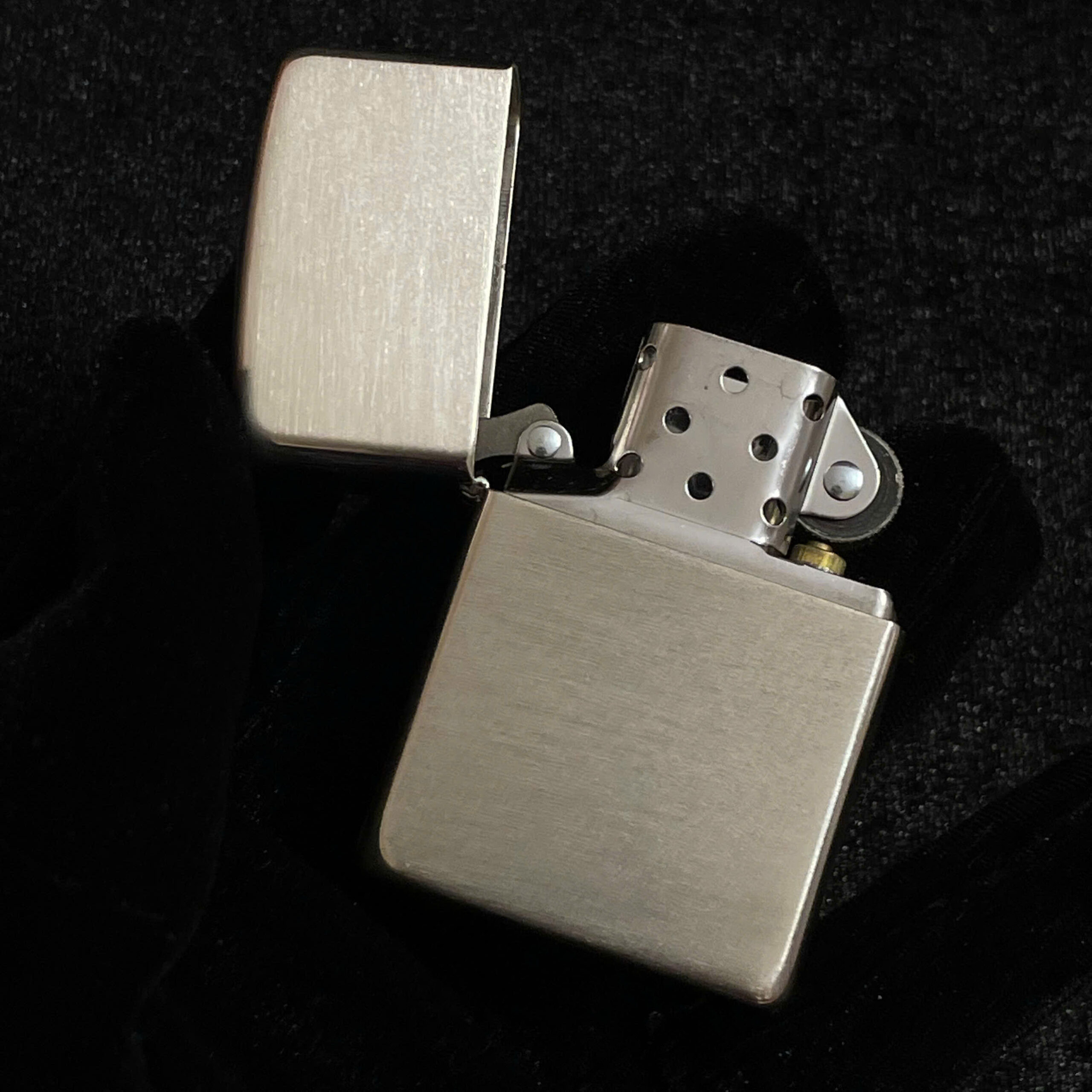 Top 7 bật lửa cổ quý hiếm được nhiều người mua nhất 8 Bat Lua Co Quy Hiem5 4 scaled